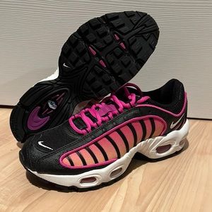 New Womens Size 6 Nike Air Max Shoes No box
